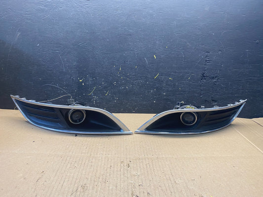 2013 to 2016 Lincoln MKT Left+Right Set Front Fog Light Bezel OEM t1364 DG0