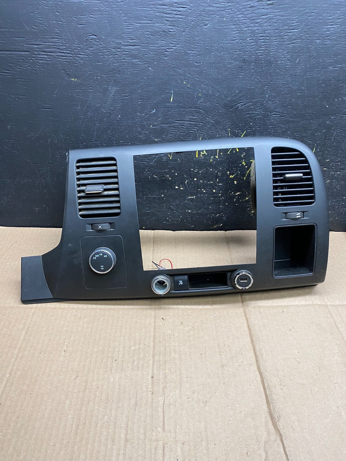 2007 to 2014  Silverado  Sierra Center Console Radio Bezel Air Vents AA4577 DG0