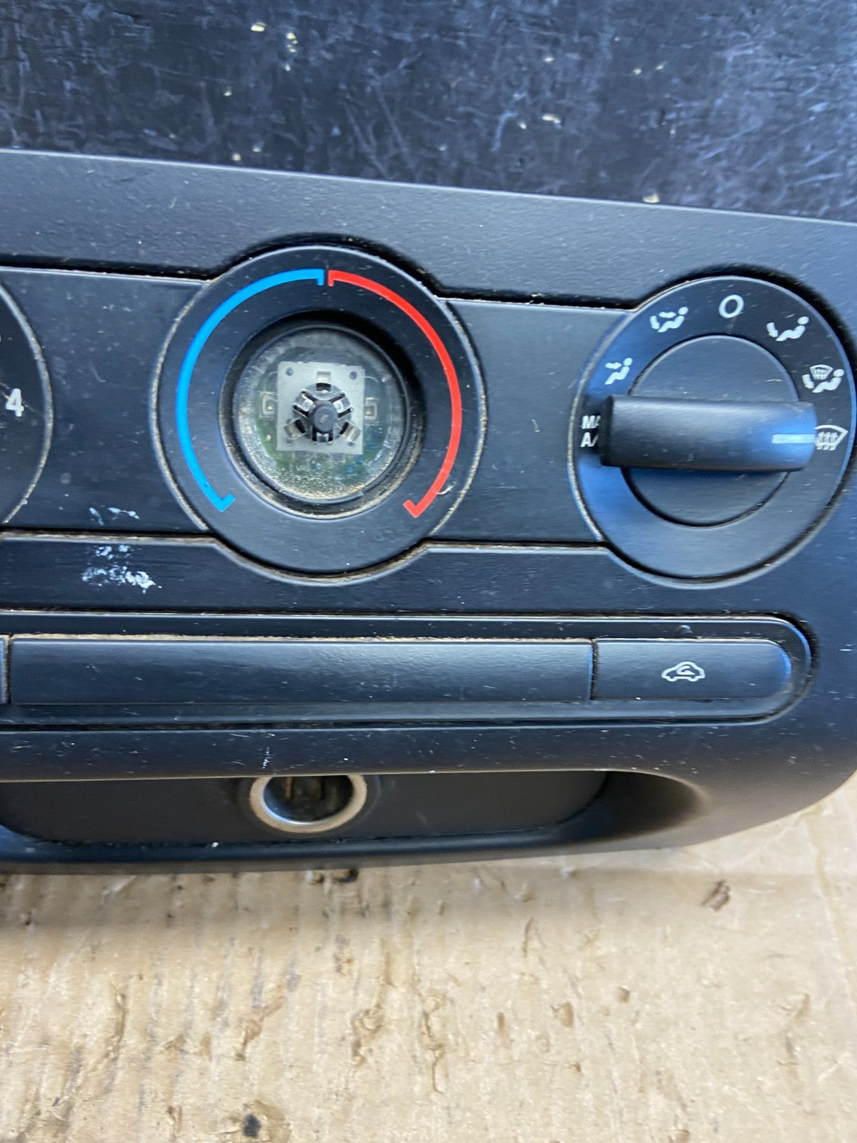 2004 to 2008 Ford F150 Radio Climate Dash Bezel Surround Black AD1975 DG1
