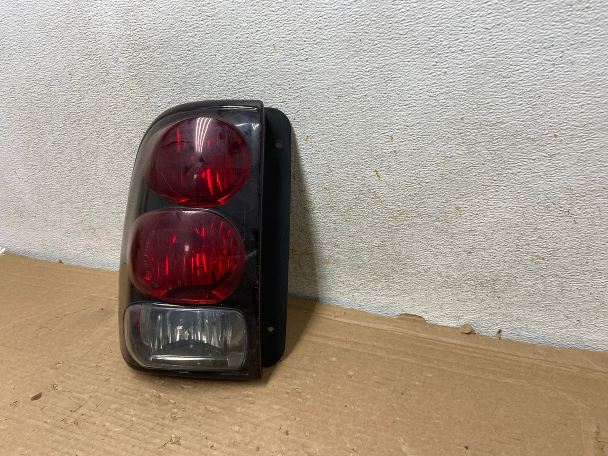 2002 to 2009 Chevrolet Trailblazer Left Driver LH Side Tail Light AH8974 LK2