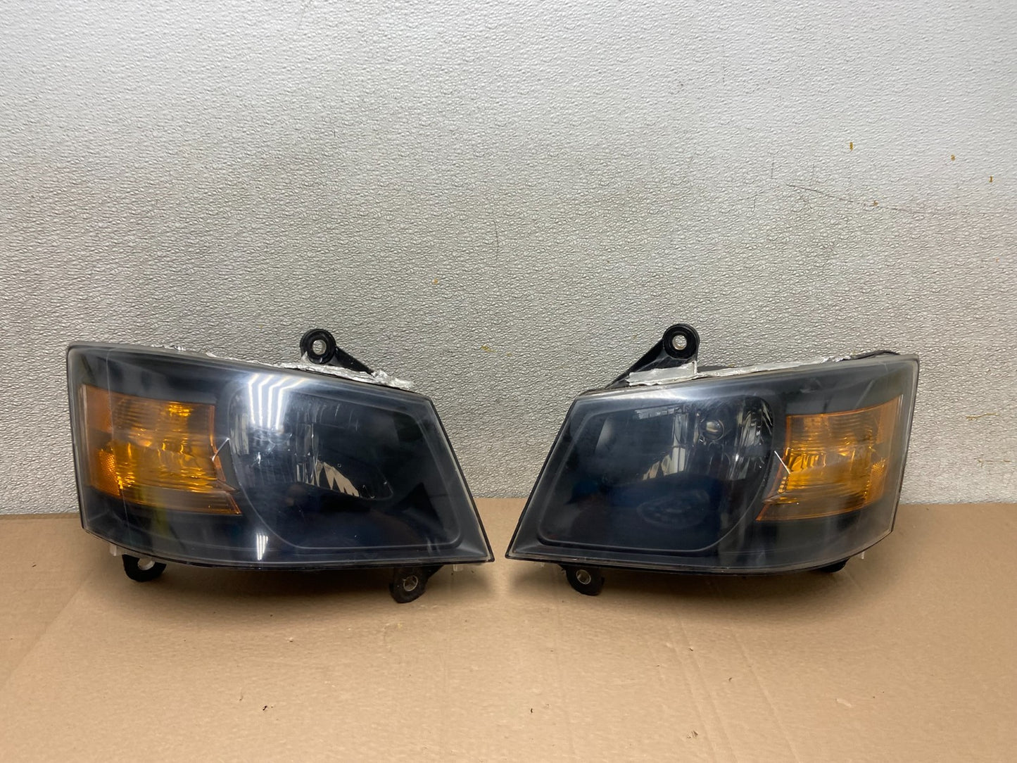 2008 to 2010 Dodge Caravan Left+Right Set Side Halogen Headlights AB2329 DW0
