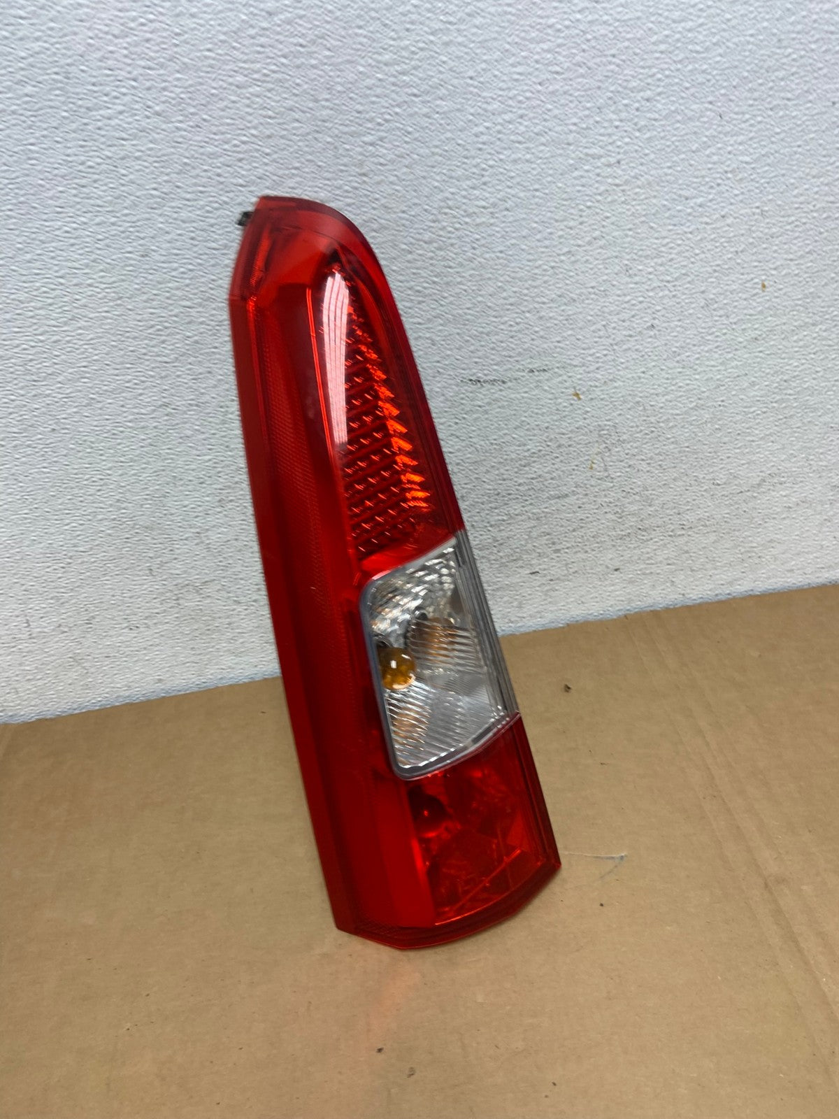 2005 - 2007 Volvo XC70 V70 Left Driver LH Side Tail Light Upper AD2557 LK2