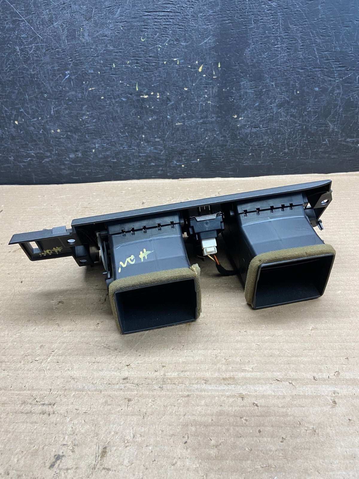 2006 to 2011 Cadillac DTS Dash Center Air Vent Heater Bezel AH3800 DG3