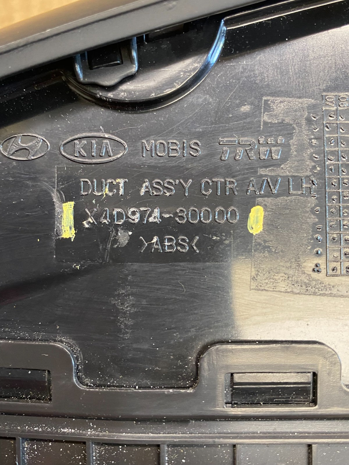 2006 - 2012 Kia Sedona Entourage Left Driver Center Air Vent ad9121 DG4