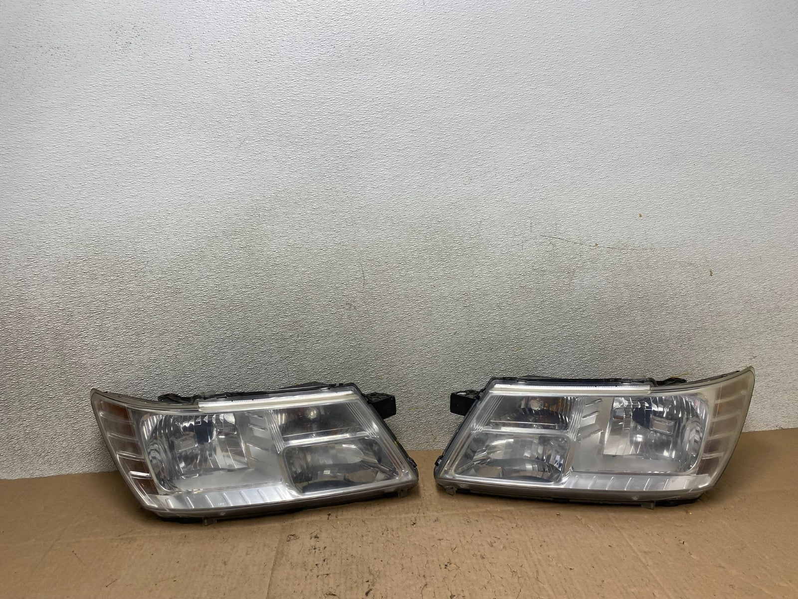 2009 to 2017 Dodge Journey Headlights Left+Right Set Halogen W0955 DW0