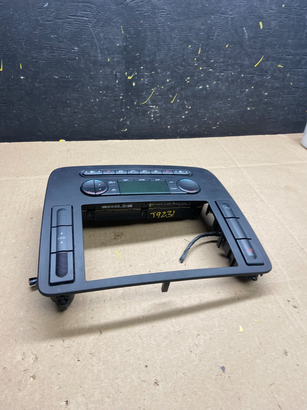 2004 to 2007 Ford Freestyle Monterey Climate Control Radio Bezel Trim T9231 DG3