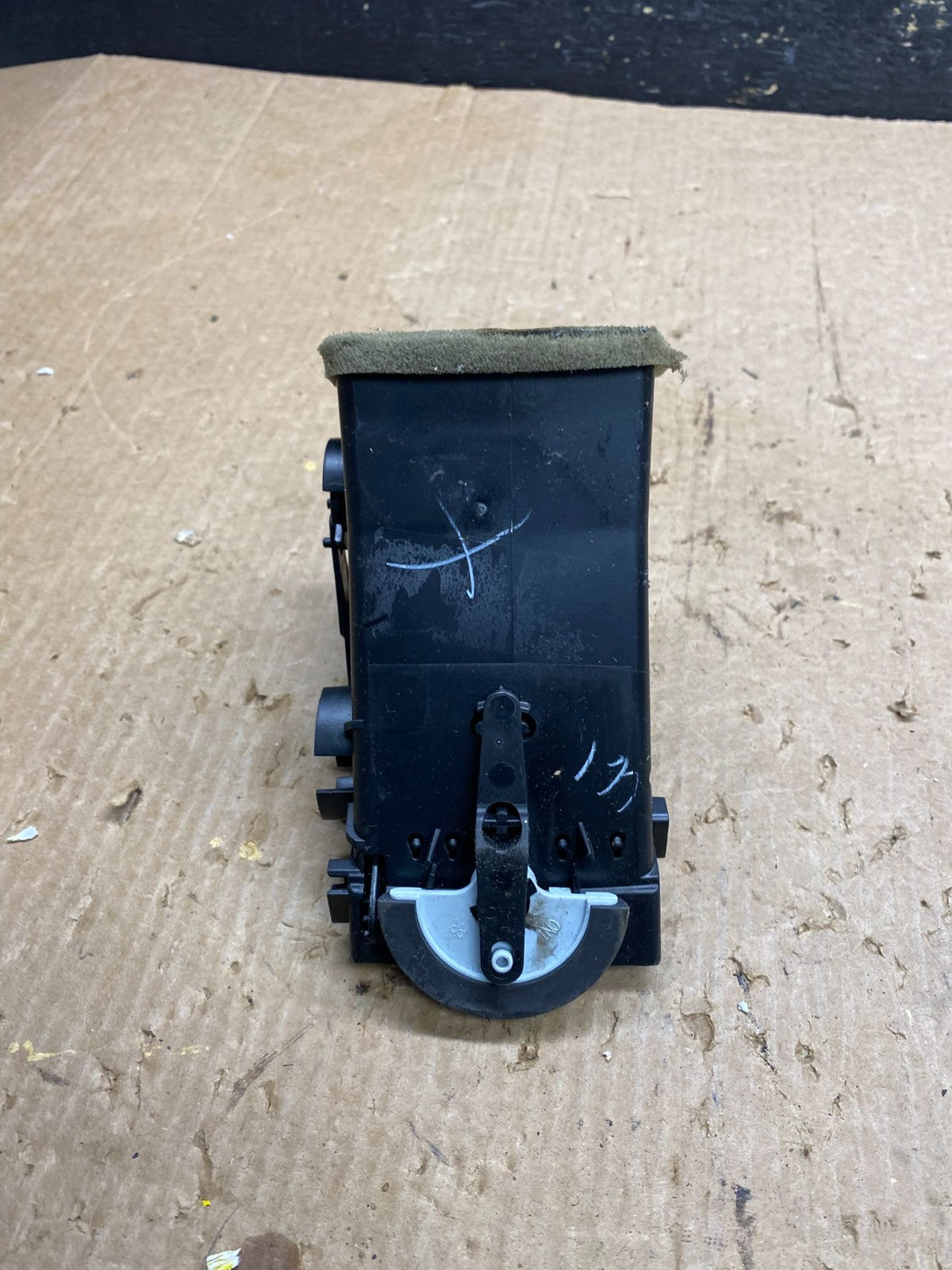 2006 to 2011 Cadillac DTS Dash Right Air Vent  OEM Z4379  DG4