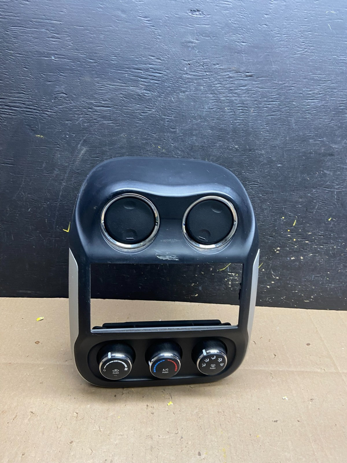 2011 to 2017 Jeep Compass Dash Climate Temperature Control Radio Bezel T9386 DG0