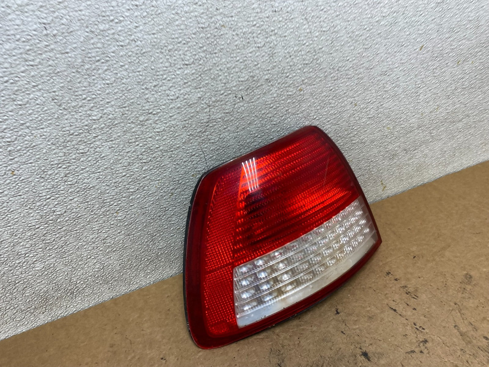2000 to 2001 Cadillac Catera Left Driver LH Side Tail Light S7722 DW2