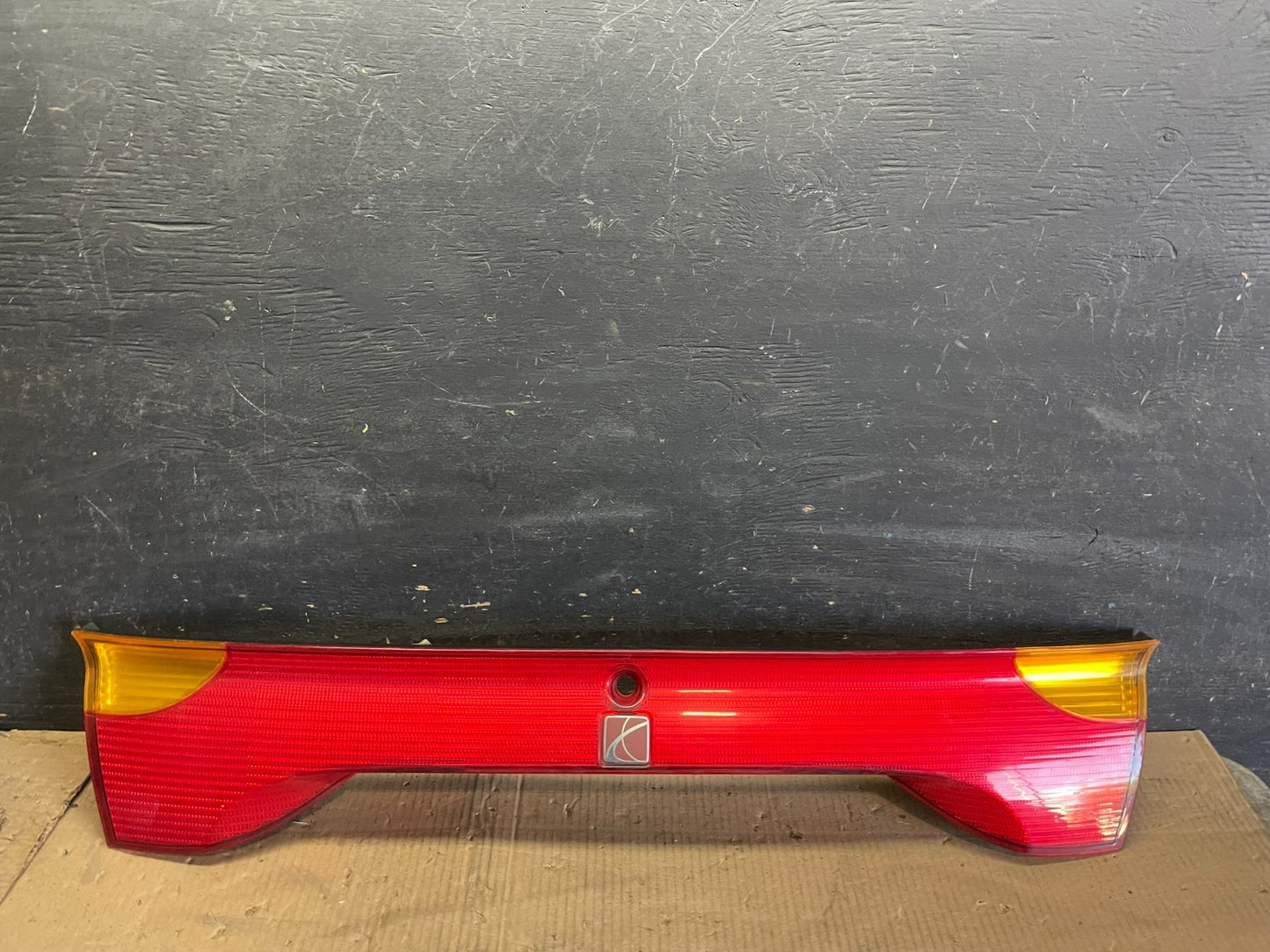 2001 to 2002 Saturn SC1 Trunk Rear Center Tail Light Panel OEM r5363 DG0