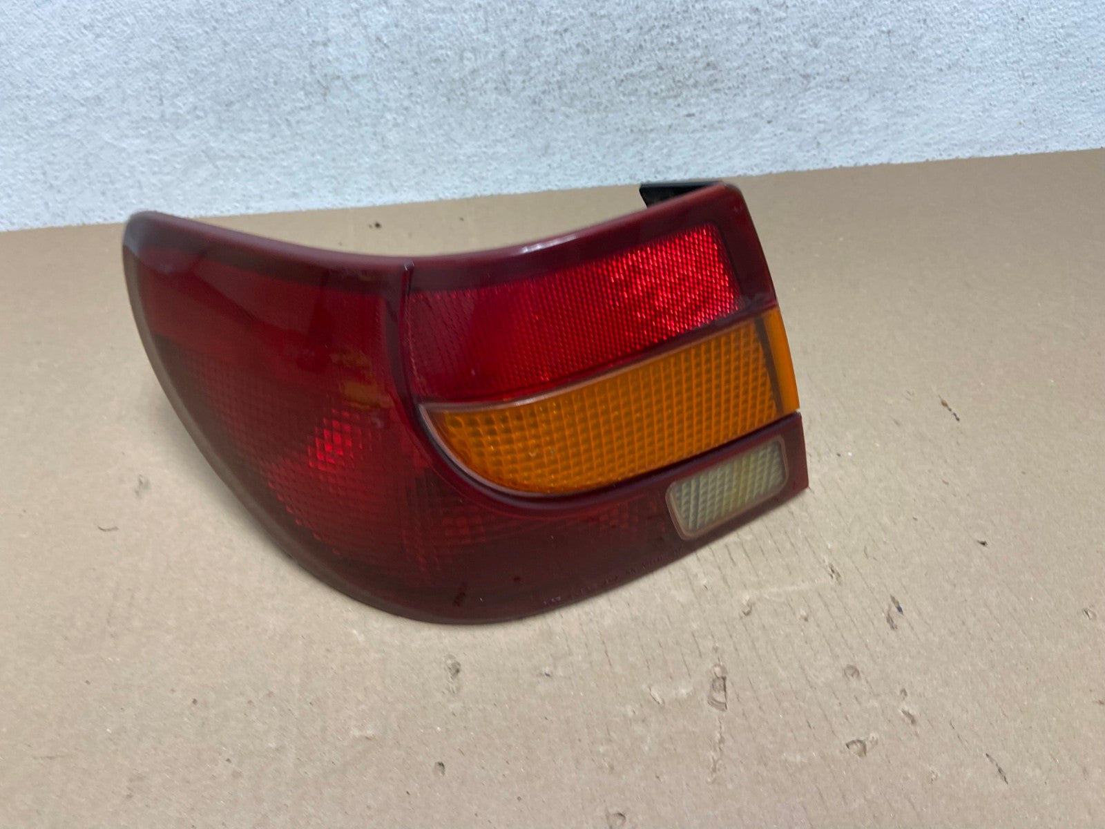 2000-2002 Saturn SL S-Series Left Driver LH Side Tail Light AE7190 LK0