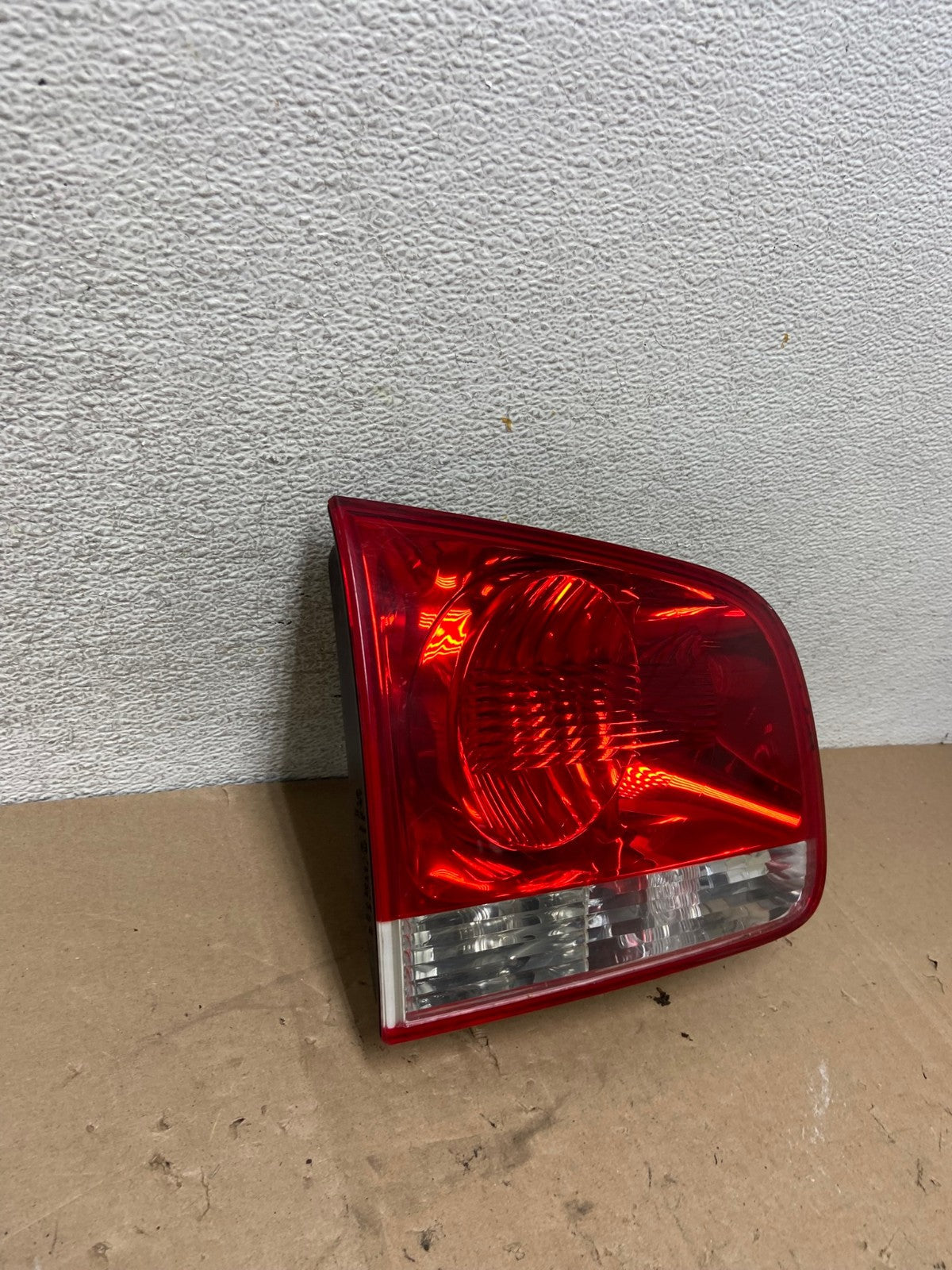 2004-2007 Volkswagen Touareg Lh Driver Left Side Inner Tail Light AG4859 LK2