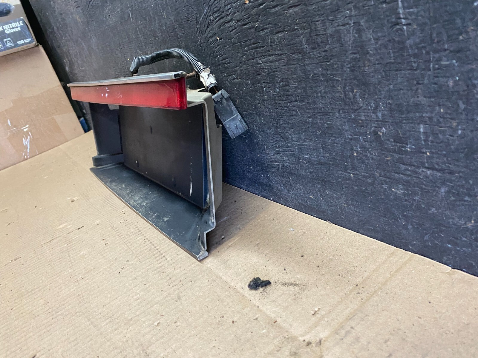 1987 - 1993 Cadillac Allante Center Tail Light License Plate Holder i7440 OEM DG1