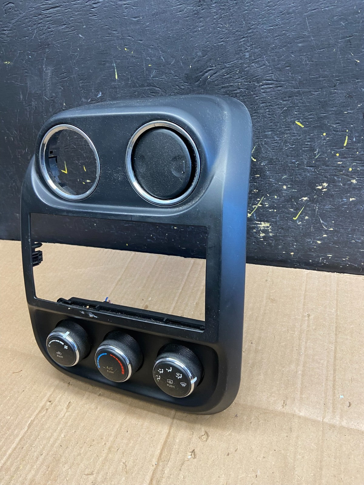 2009-2013 Jeep Patriot Dash Climate Temperature Control Radio Bezel OE aa7901 DG3