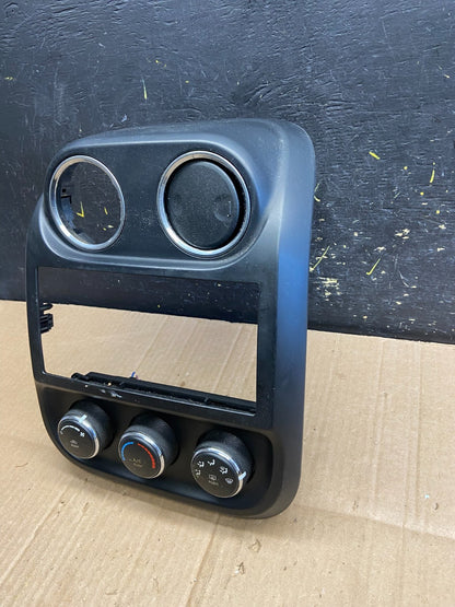 2009-2013 Jeep Patriot Dash Climate Temperature Control Radio Bezel OE aa7901 DG3