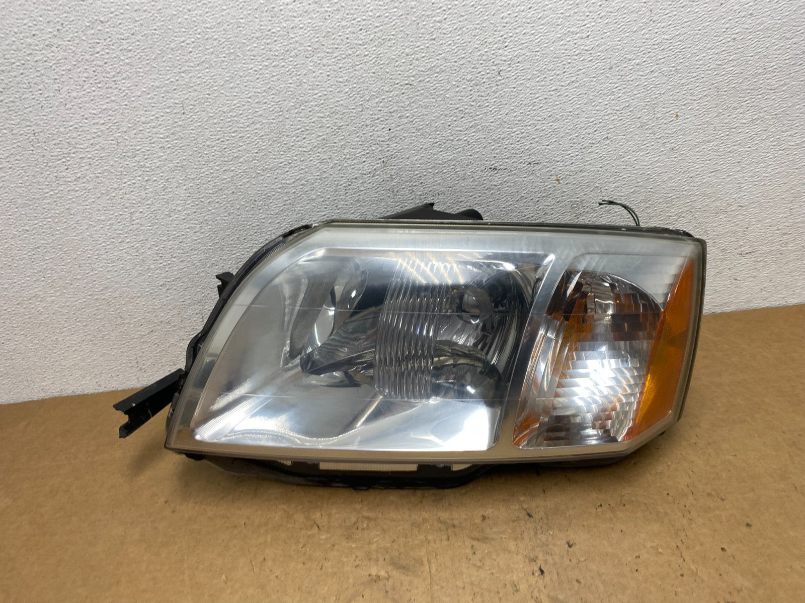 2004 - 2008 Mitsubishi Endeavor Headlight Left Driver Lh Side AD5227 DW0