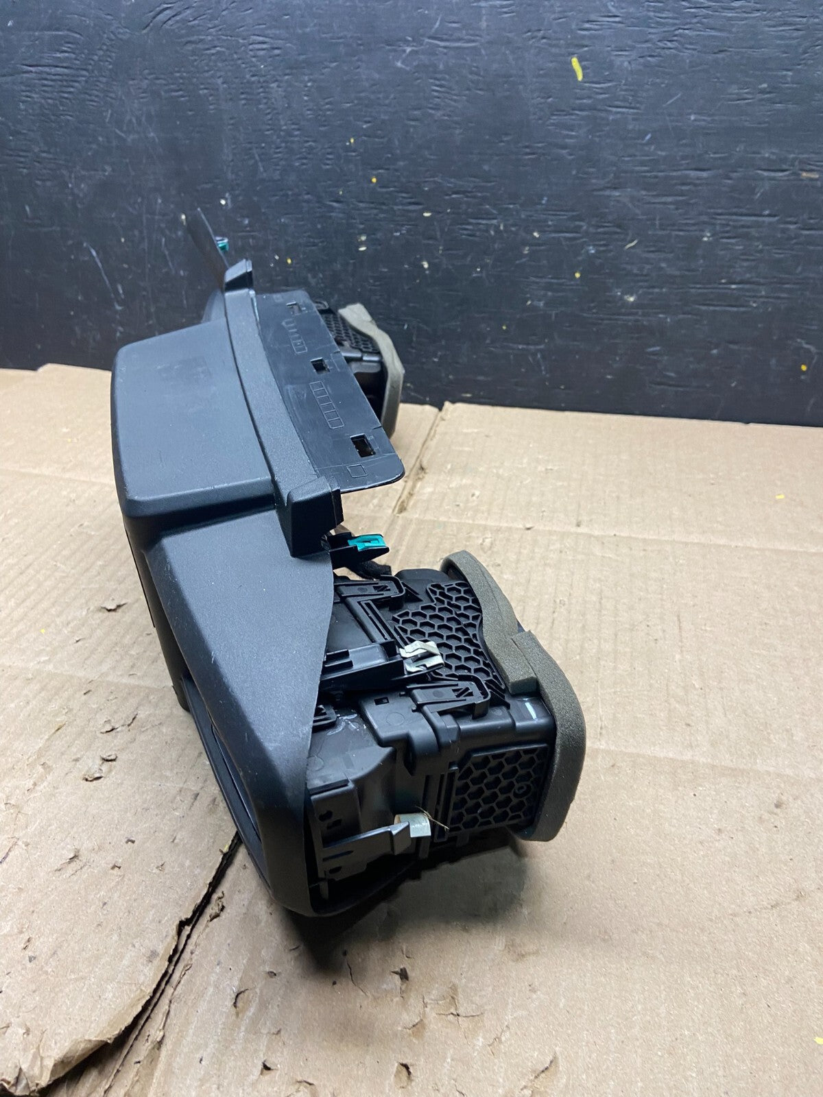 2020 to 2023 Ford Explorer Console Radio Display Screen Air Vents ad6871 DG2