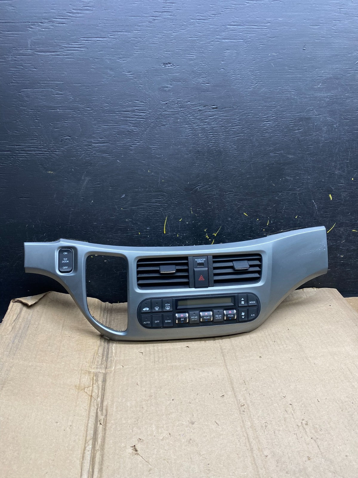 2005 to 2010 Honda Odyssey  Radio Climate Control Dash Trim Bezel X5718 DG0