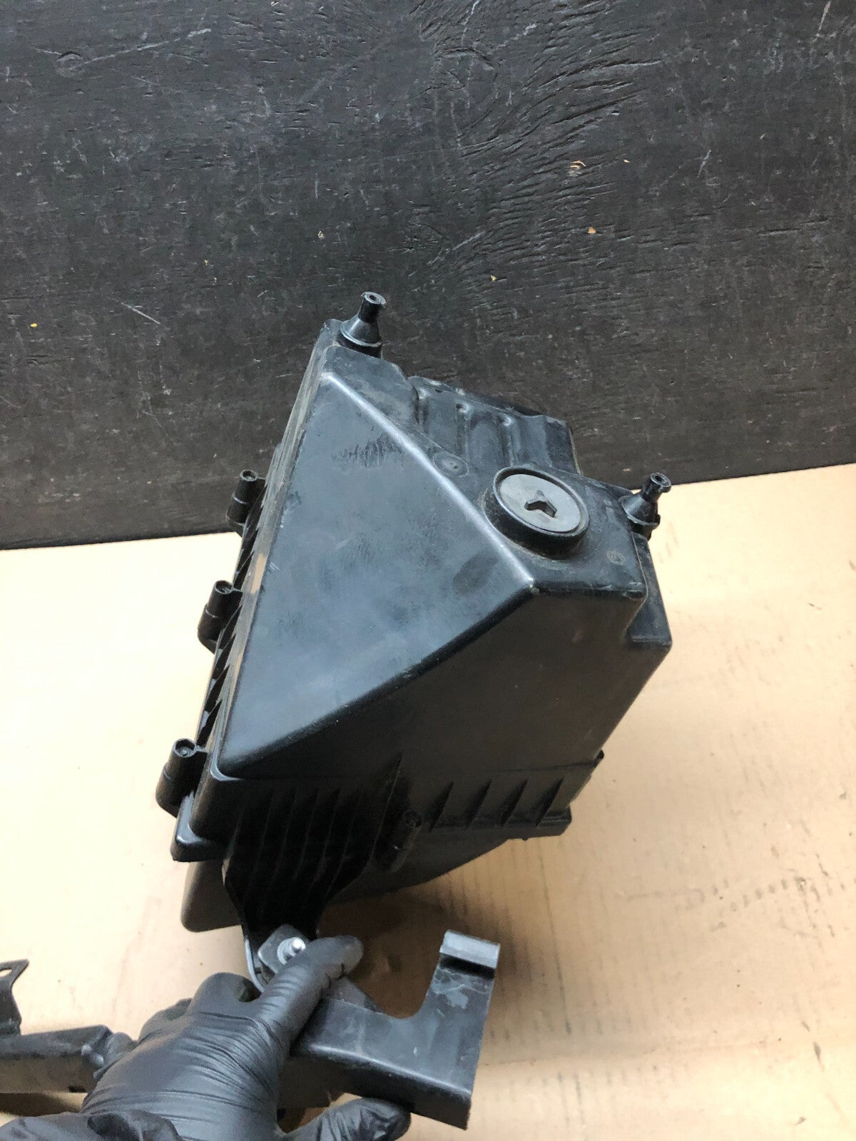 2017 to 2020 Jaguar F-Pace Air Filter Cleaner Box gx63-9600-bb G9393 DG15