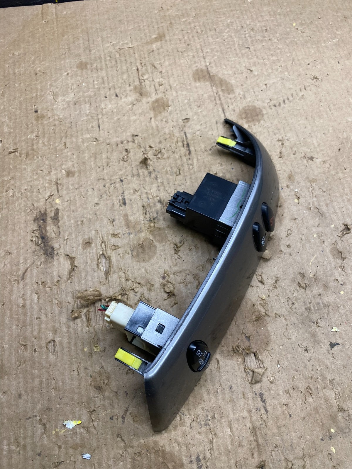 2004 to 2010 Toyota Sienna Left Side Climate Switches Bezel Trim OEM z7404 DG1