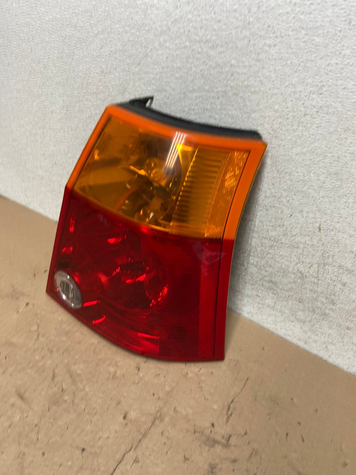 2004 to 2006 Chrysler Pacifica Right Passenger Rh Side Tail Light AG5526 LK1