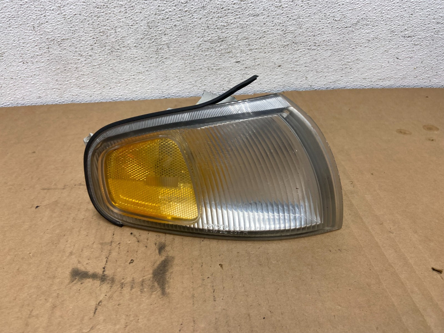 1995 to 1996 Toyota Camry Right Passenger RH Side Turn Signal AD2633 DW0