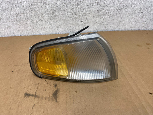 1995 to 1996 Toyota Camry Right Passenger RH Side Turn Signal AD2633 DW0