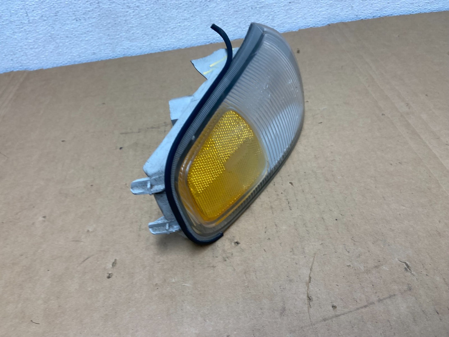 1995 to 1996 Toyota Camry Right Passenger RH Side Turn Signal AD2633 DW2