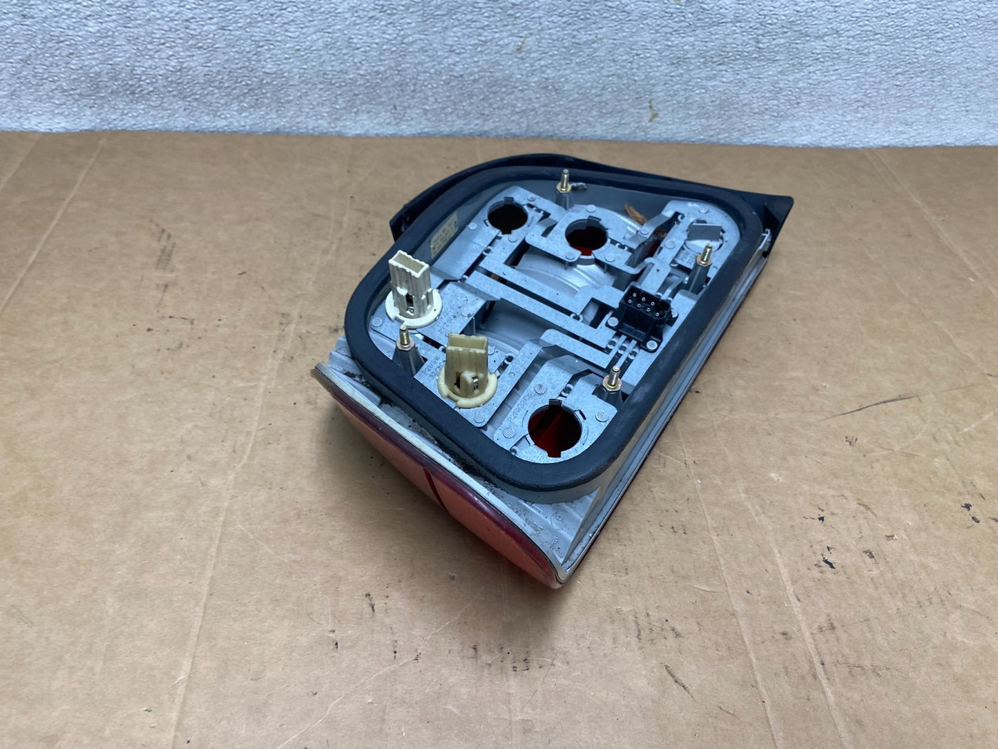 1999 to 2001 BMW E38 7-Series Right Passenger Rh Side Tail Light OEM T1197 DW6