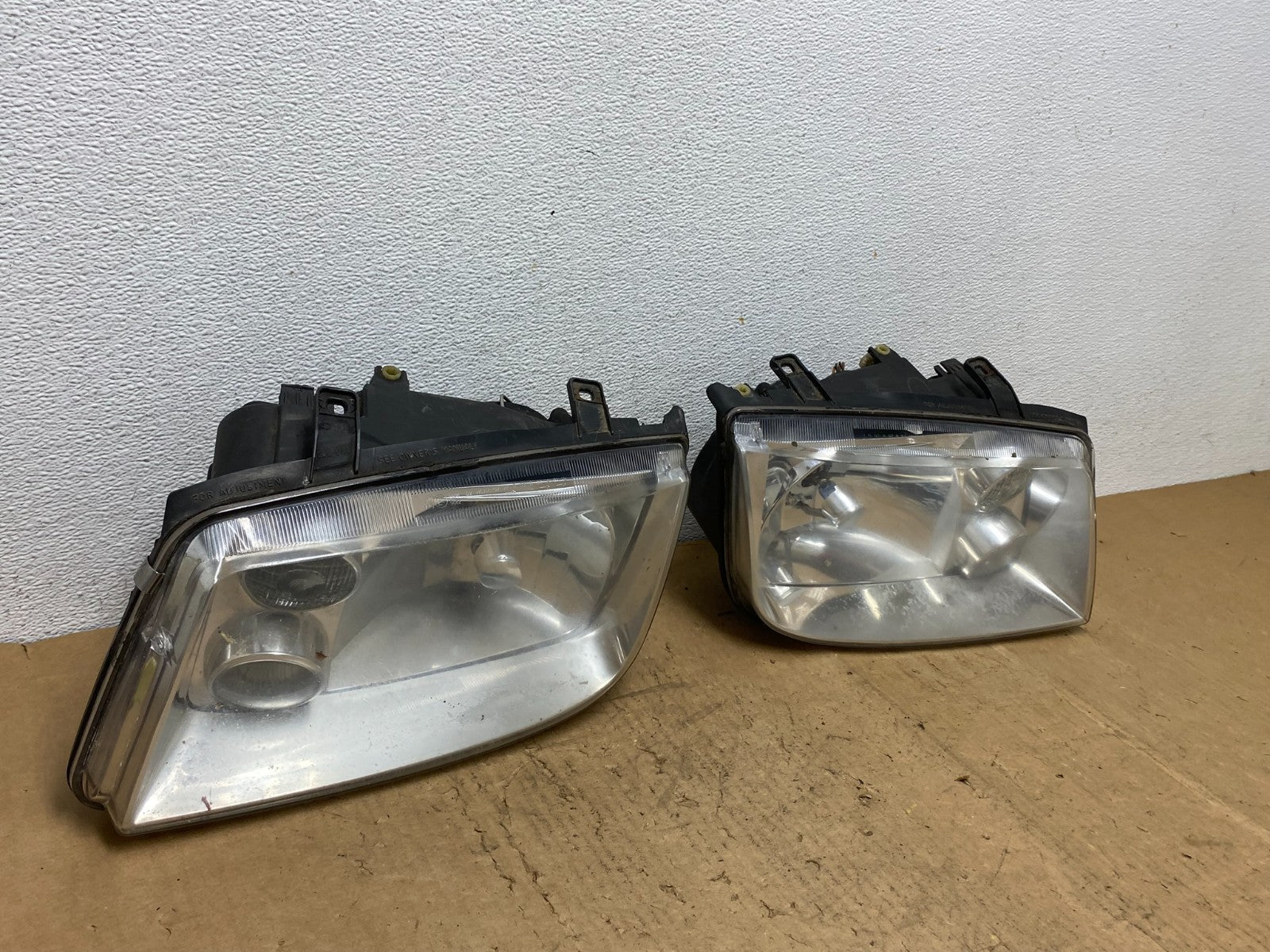 2002 to 2004 Volkswagen Jetta Left+Right Headlights AD0463 DW2