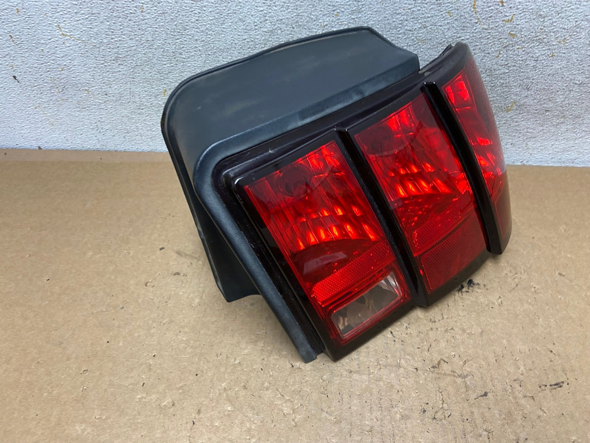 1999-2004 Ford Mustang Right Passenger Rh Side Tail Light AI3541 LK2