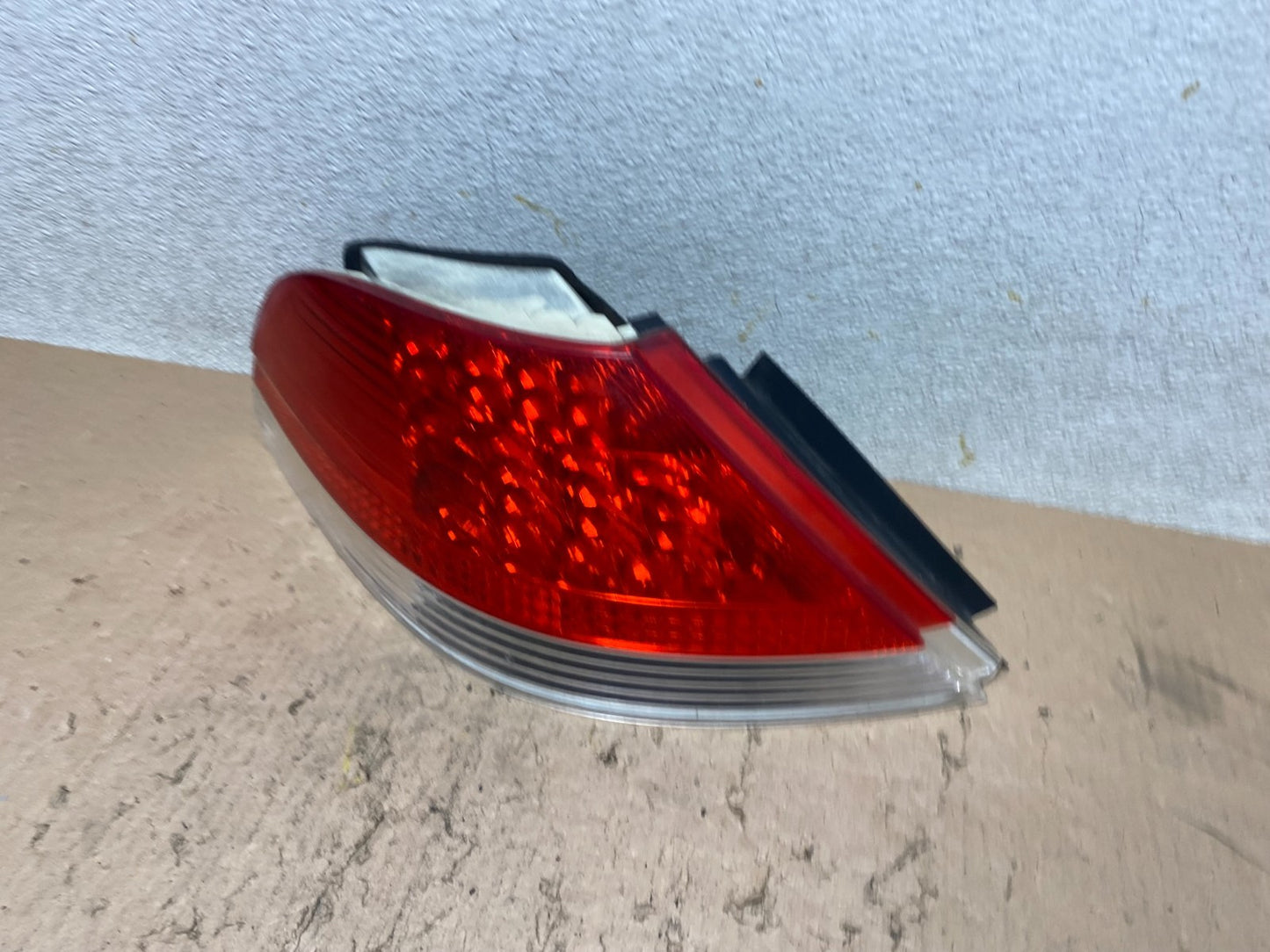 2002 to 2005 BMW 7-Series 745i 760i Left Driver LH Side Tail Light Oem R6712 DW1