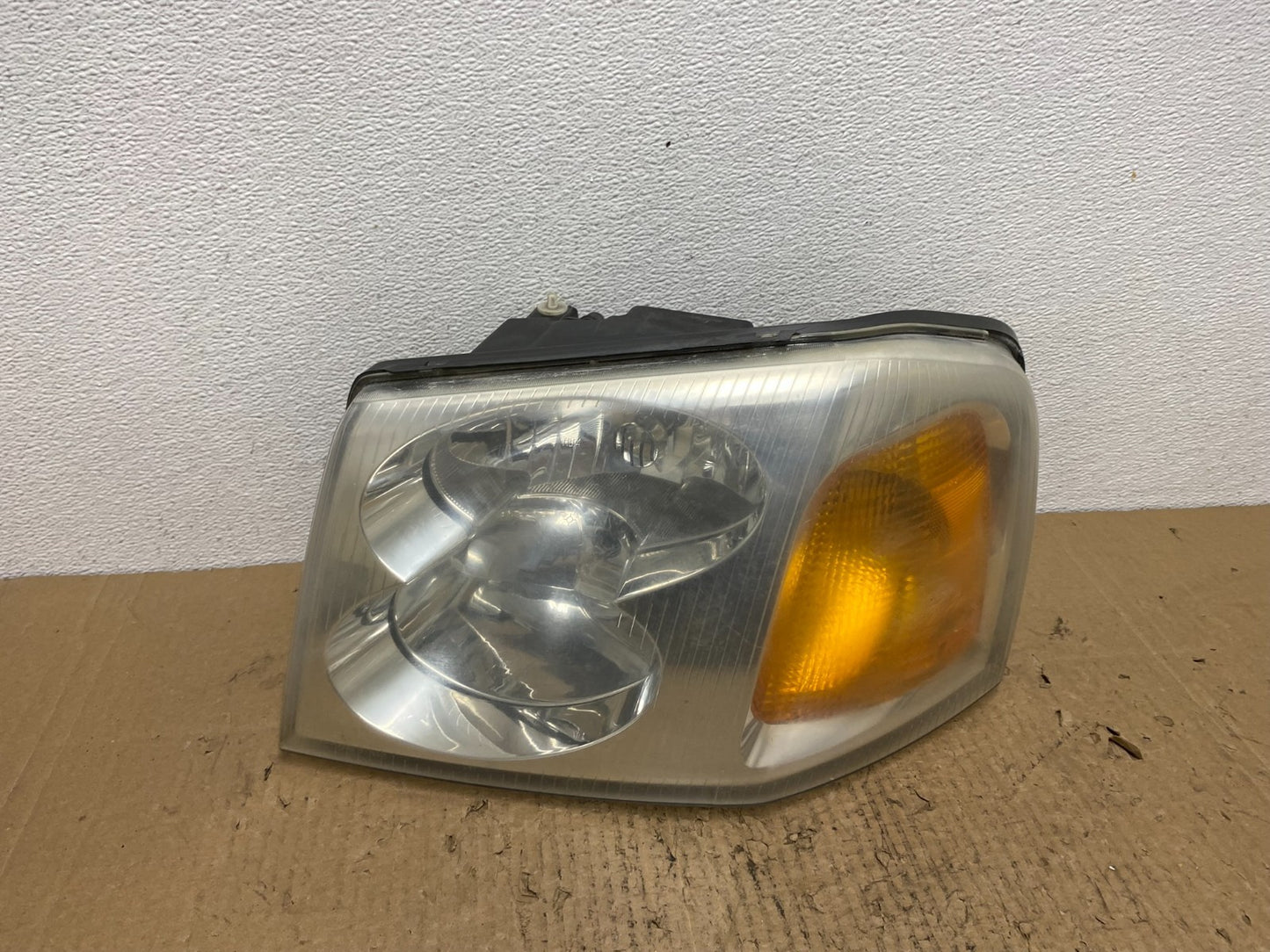 2002 to 2009 Gmc Envoy Left Driver Lh Side Headlight Halogen Oem AC4159 DW0
