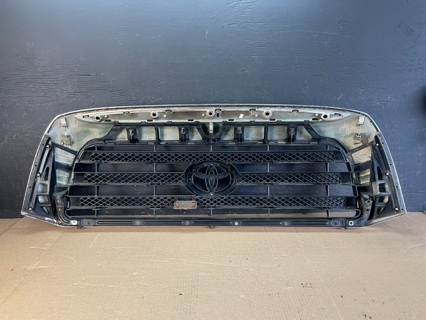 2007 to 2009 Toyota Tundra Front Upper Grill Grille W/ Emblem AF5265 DW3