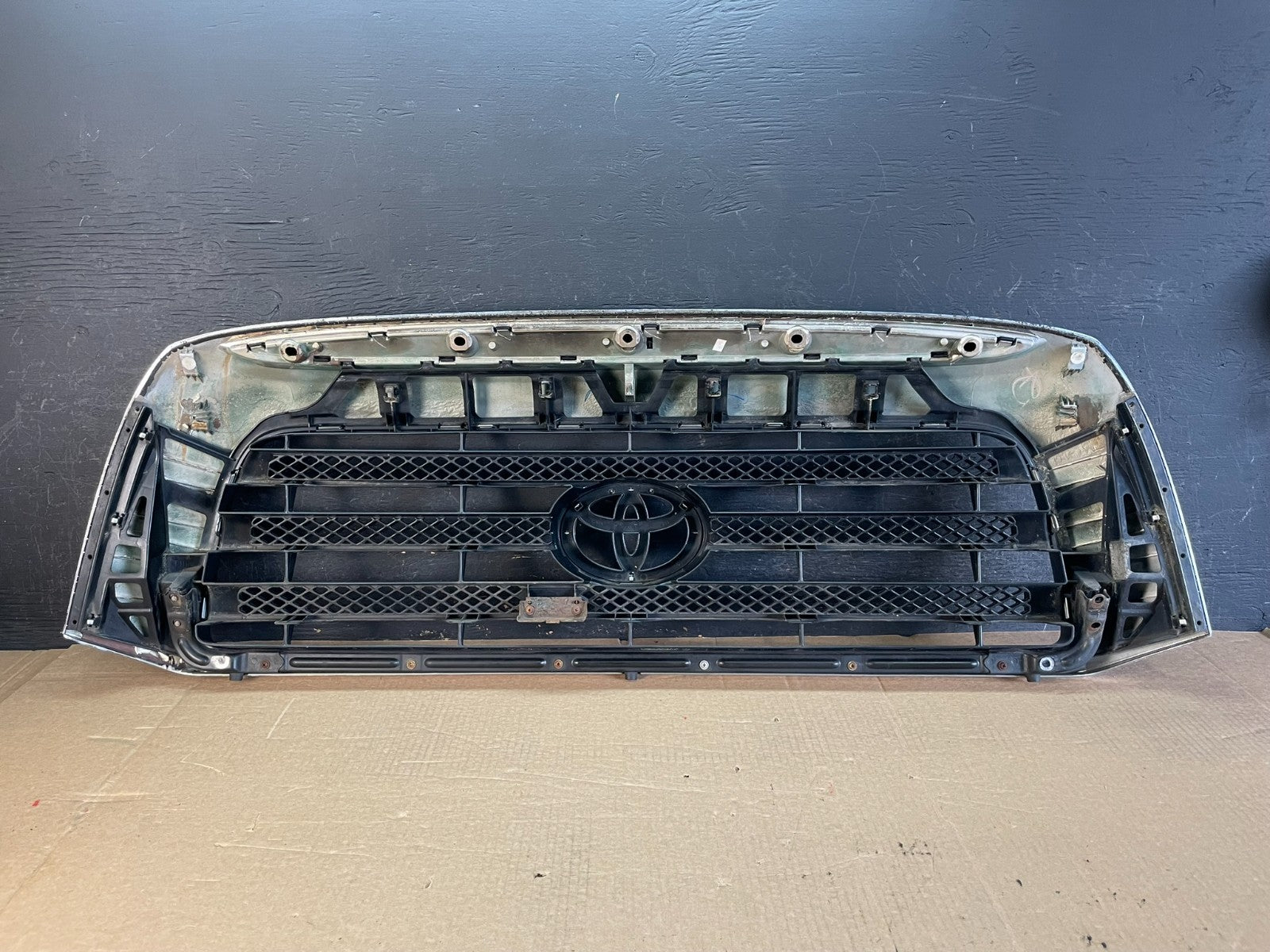 2007 to 2009 Toyota Tundra Front Upper Grill Grille W/ Emblem AF5265 DW3
