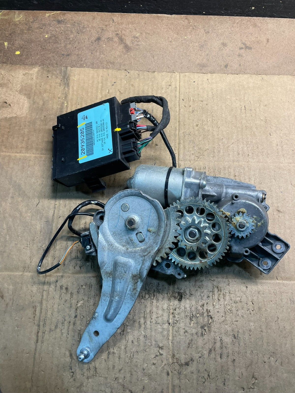 2009-2012 GMC Acadia Power Motor Liftgate Tailgate Control Module Y7381 DG4