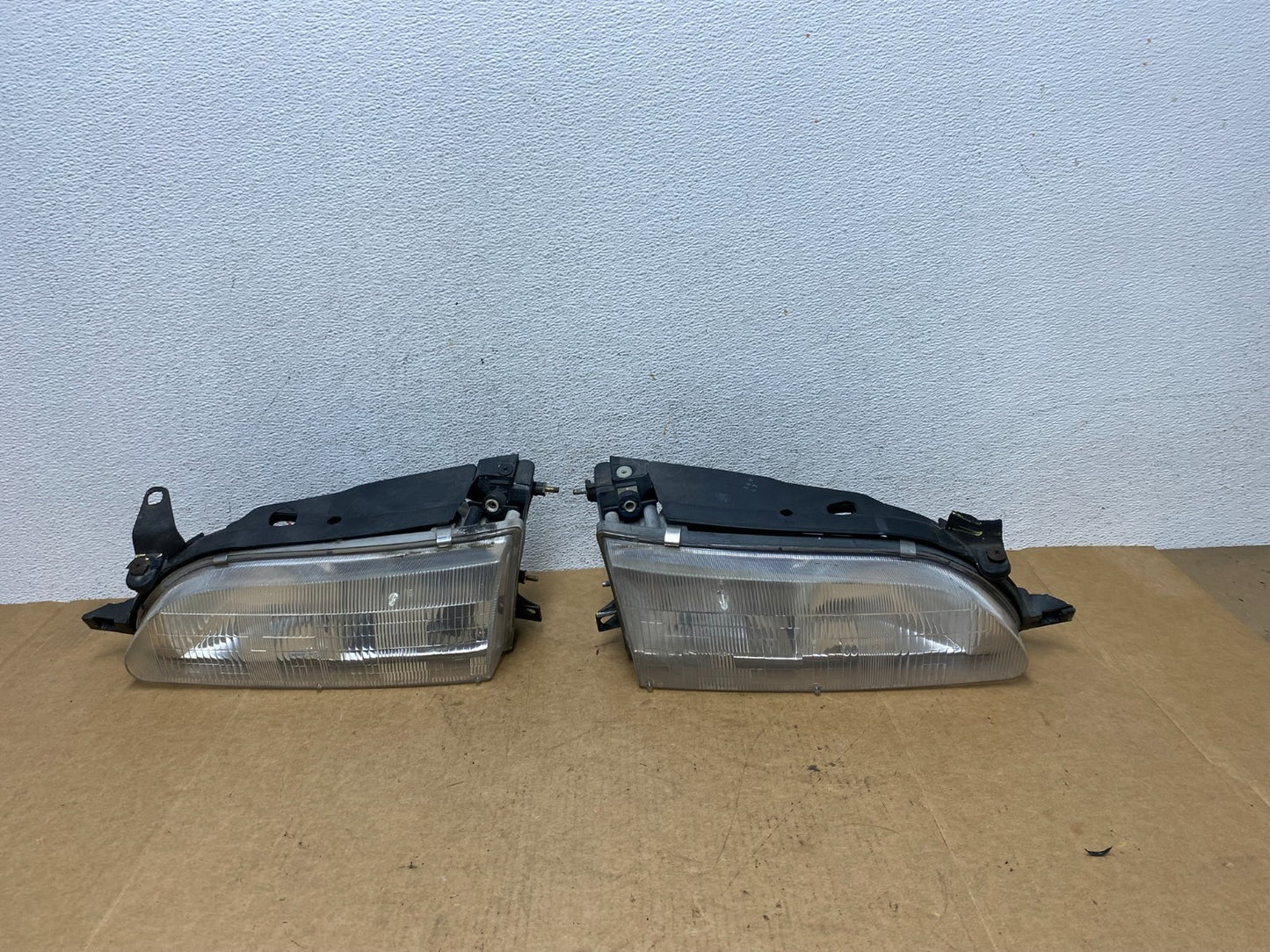 1993 to 1997 Toyota Corolla Left+Right Side Headlights AE3065 DW0