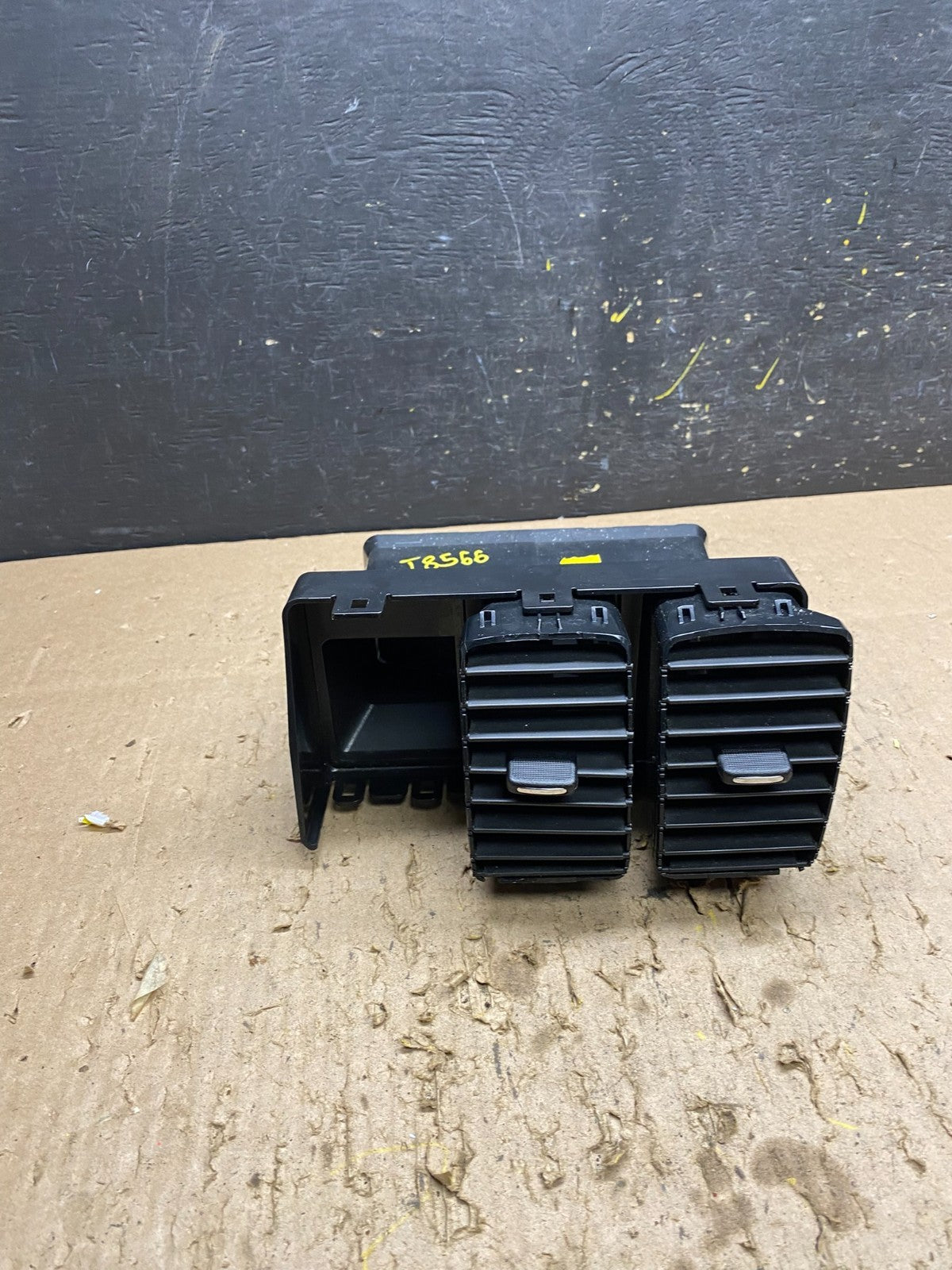 2007 to 2012 GMC Acadia Center Console Air Vent OEM T8566 DG0