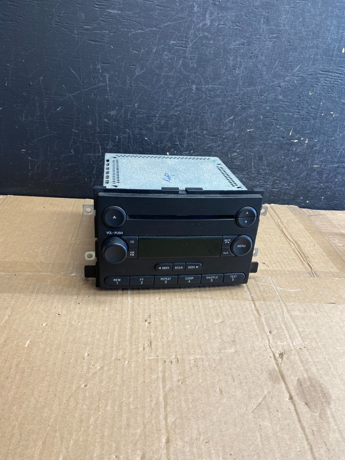 2004 to 2008 Ford F150 Mustang Radio Stereo Audio AM/FM AF2811 DW0