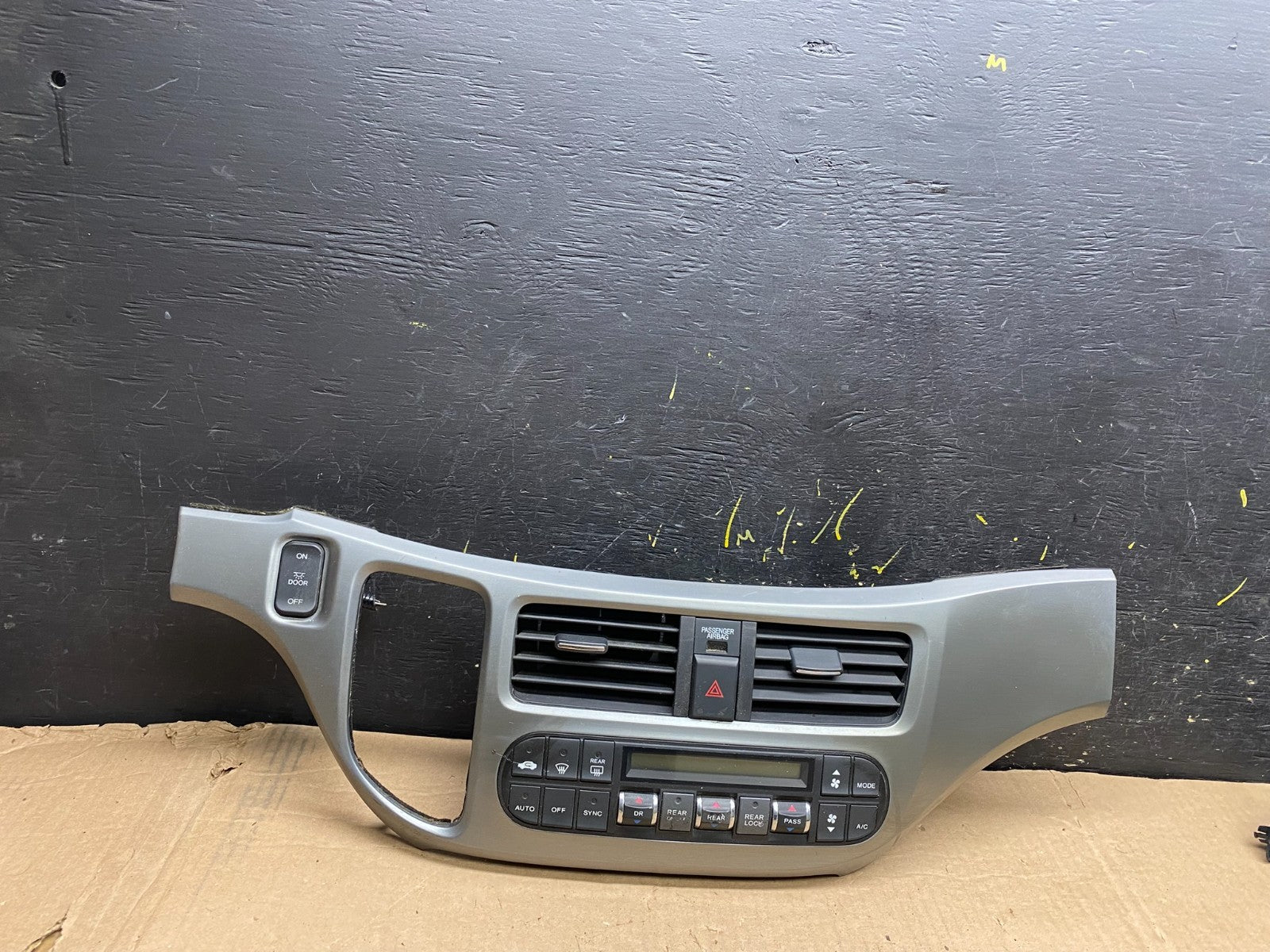 2005 to 2010 Honda Odyssey  Radio Climate Control Dash Trim Bezel z0169 DG0