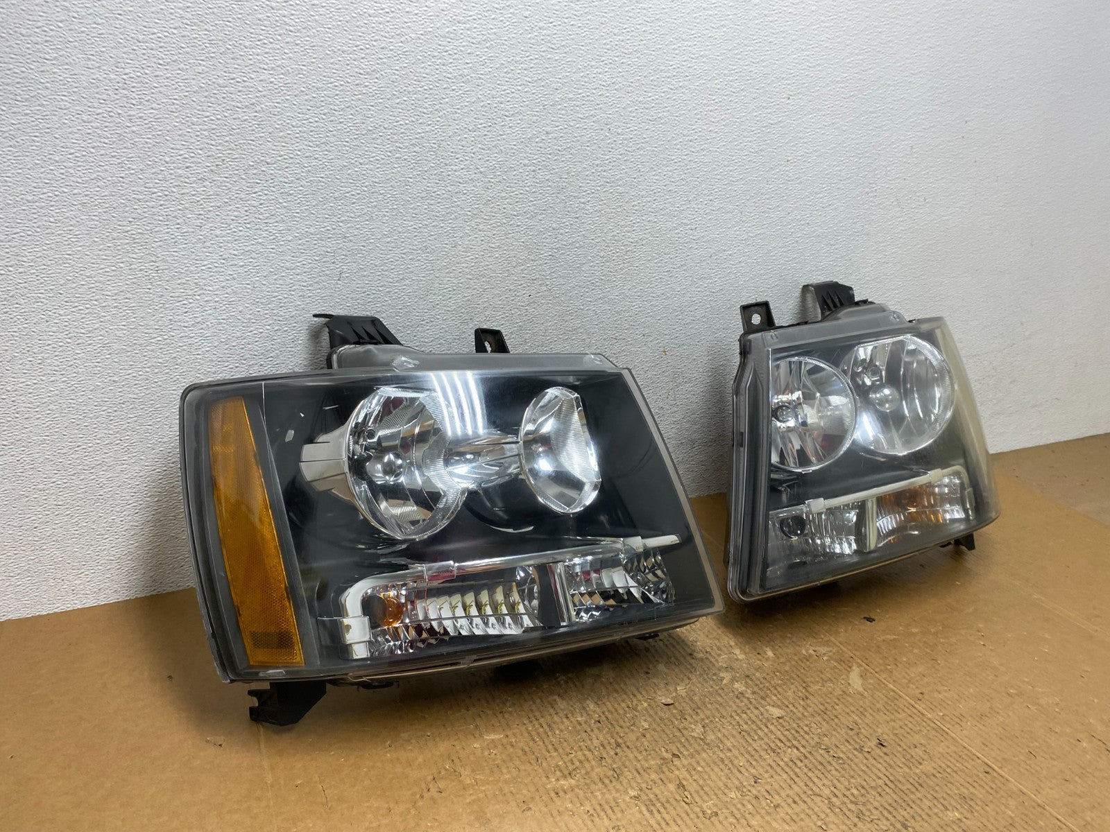 2007 to 2013 Chevrolet Suburban Tahoe Left+Right Set Headlights AE2720 DW2