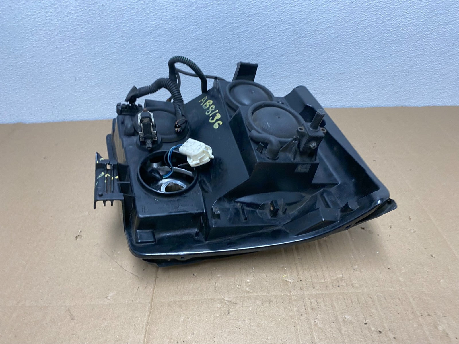 2002 to 2006 Cadillac Escalade Left Driver Lh Xenon HID Headlight Oem AB8136 DW6
