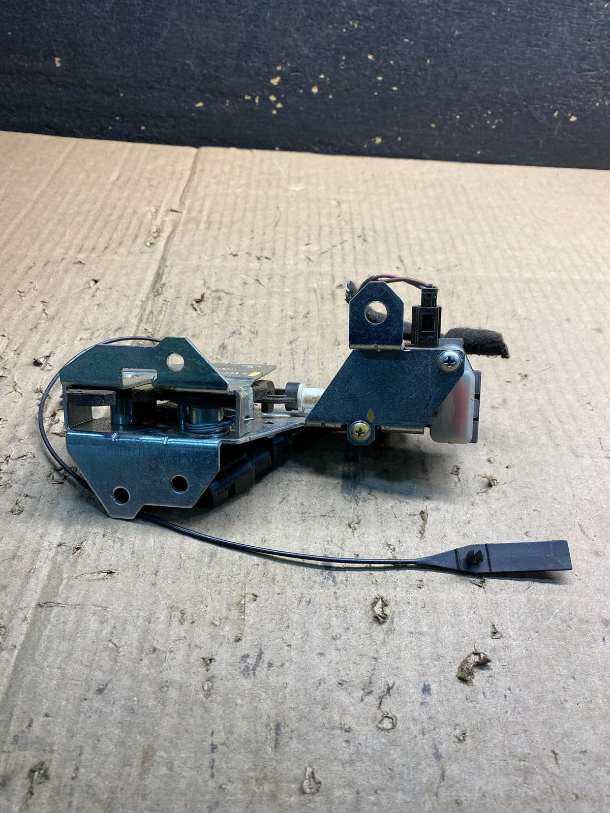 2008 to 2010 Porsche Cayenne Rear Trunk Window Latch Lock Actuator AB0391  DG2