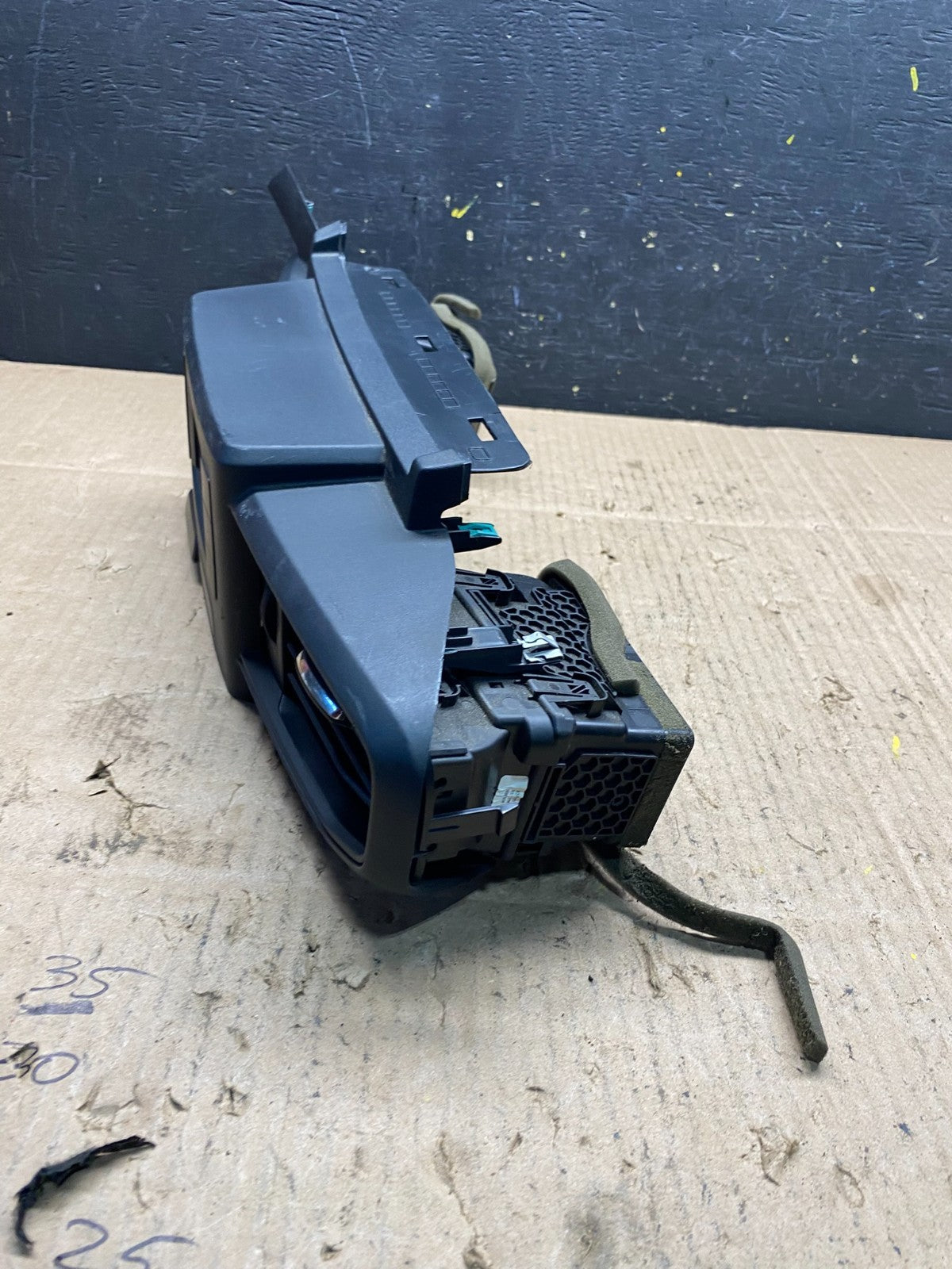 2020 to 2023 Ford  Explorer Console Radio Display Screen Air Vents Oem p3516 DG2