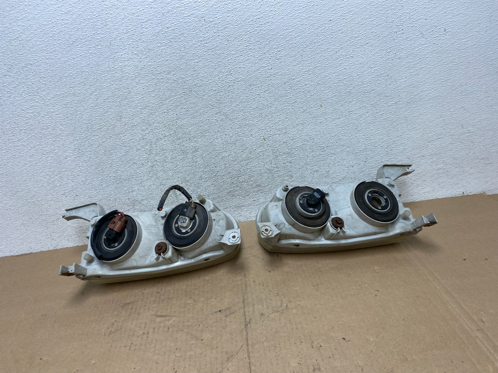 2001-2002 Toyota Corolla Left+Right Side Halogen Headlights AG4656 DW8