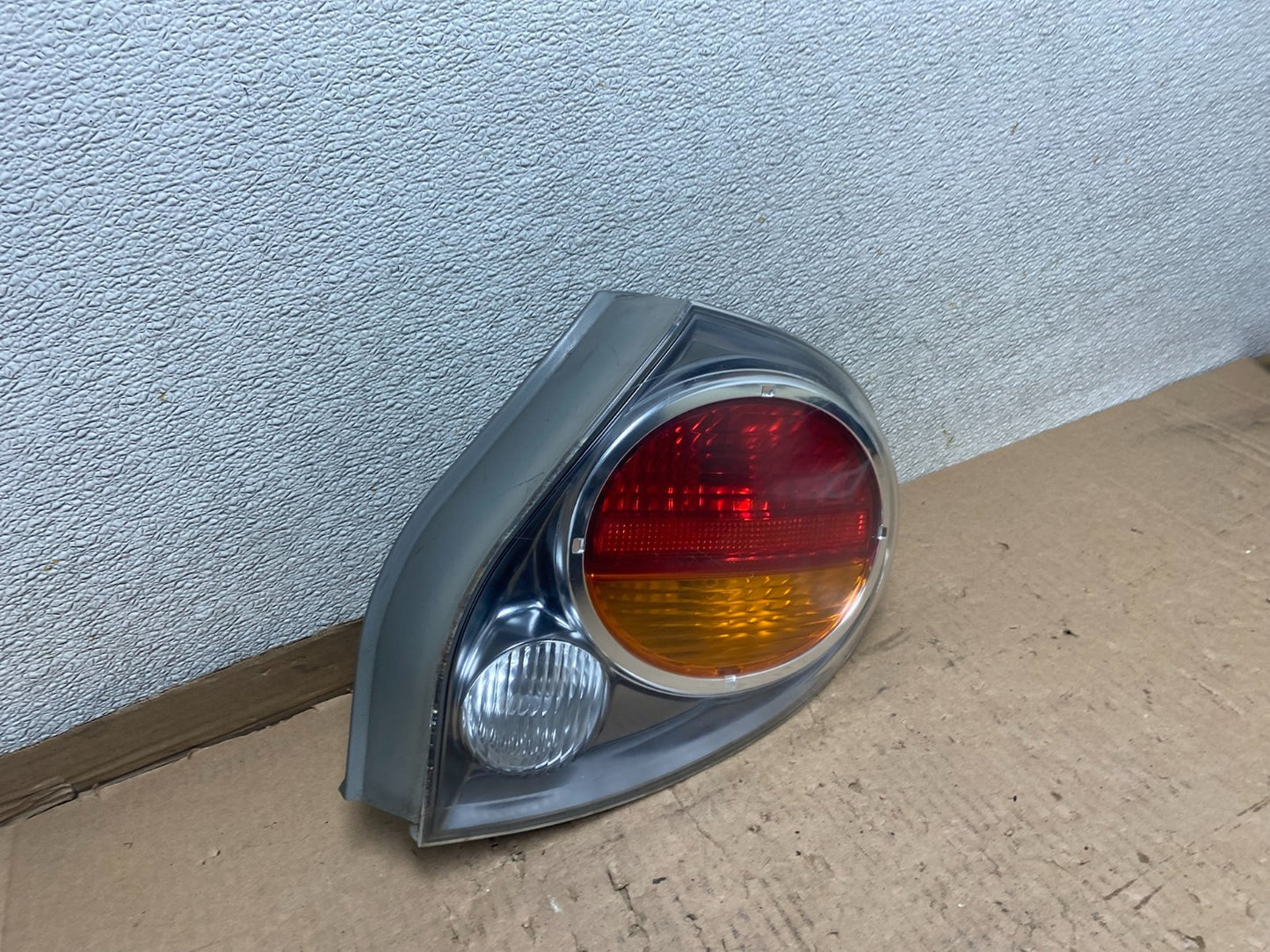 2002 2003 Nissan Maxima Right Passenger RH Side Tail Light U8684 DW2