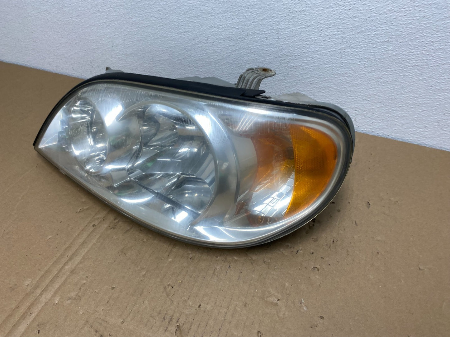 2002 to 2005 Kia Sedona Left Driver LH Side Headlight Oem AB6867 DW1