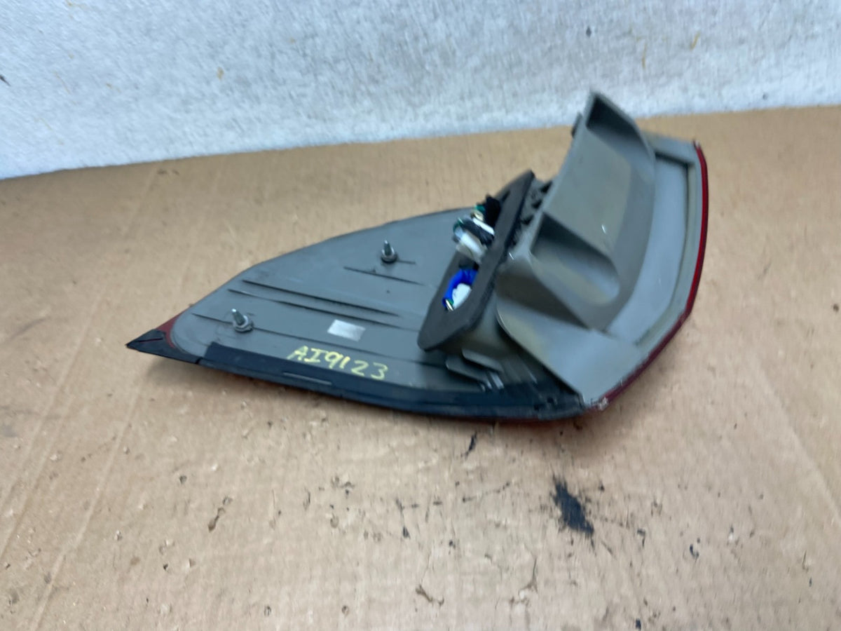 2006 to 2010 Toyota Sienna Left Driver LH Side Tail Light AI9123 LK4