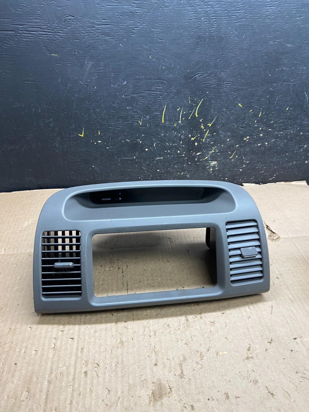 2002 2005 Toyota Camry Radio Center Console  Air Vent Bezel Trim OEM Y5285 DG0