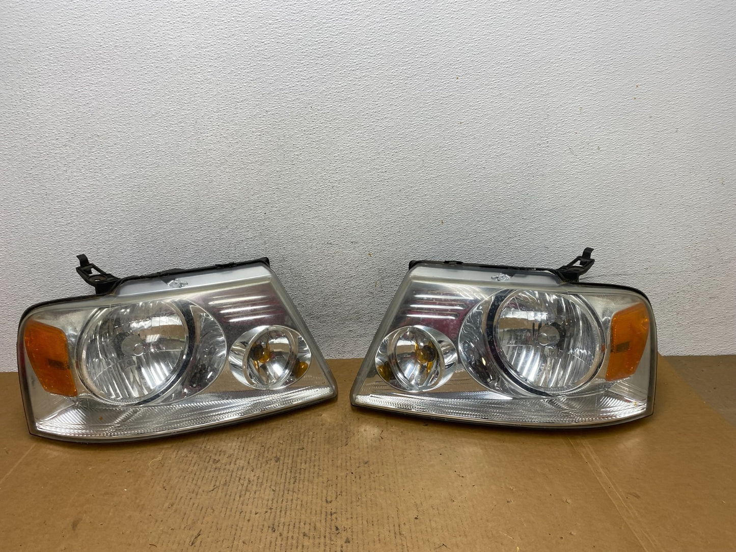 2004 to 2008 Ford F-150 F150 Left+Right Halogen Headlights AE0588 DW0